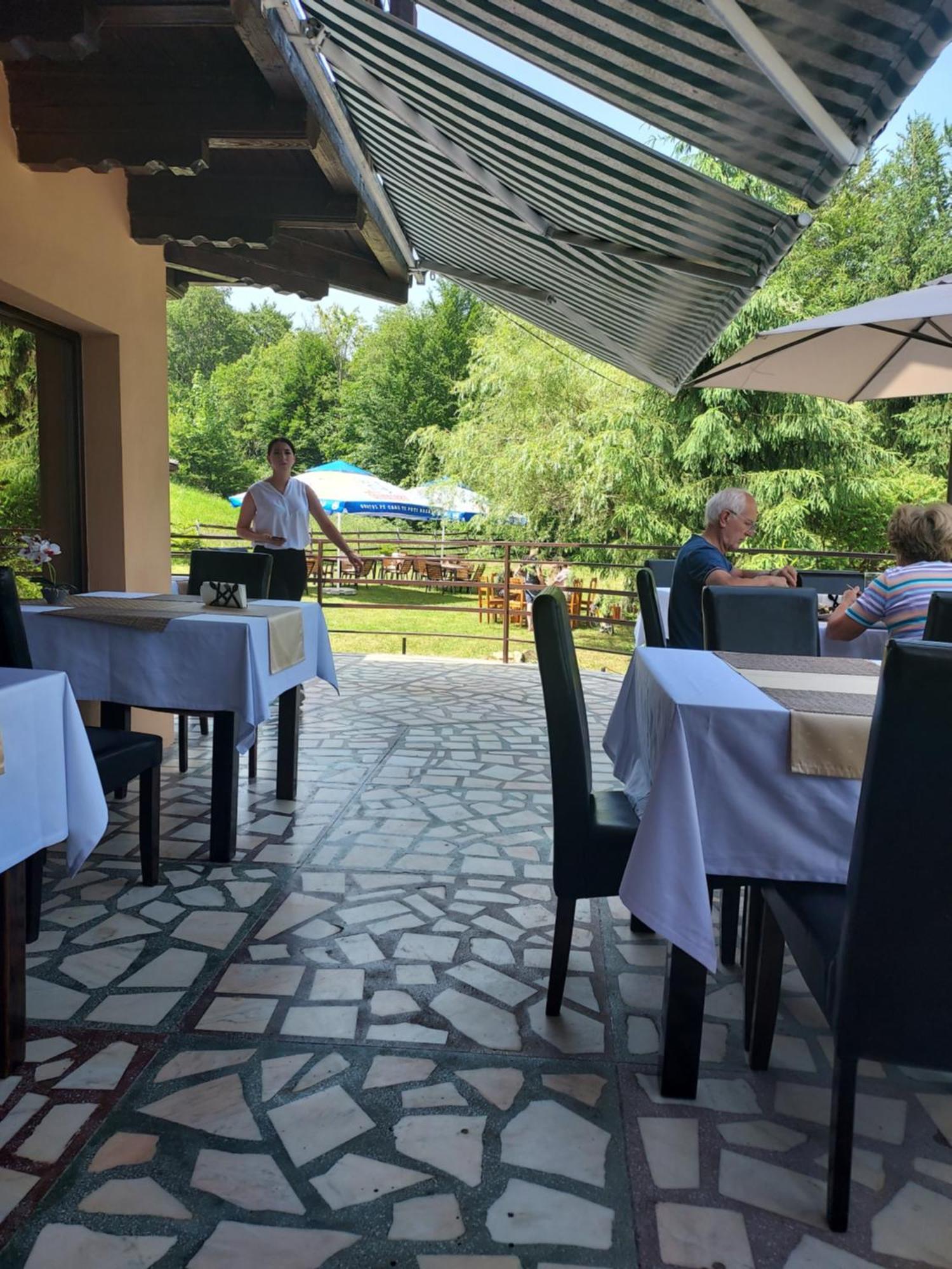 Pensiunea La Taverna Trăisteni Buitenkant foto