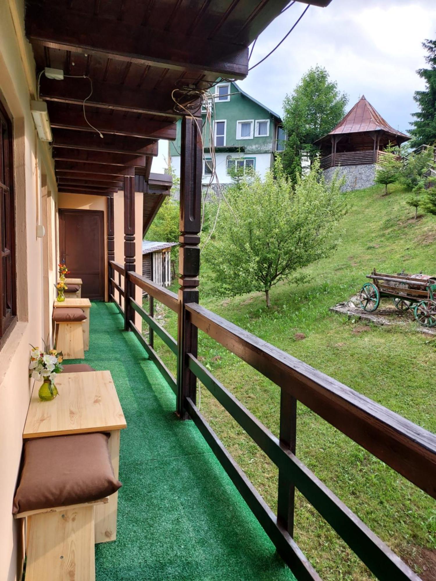 Pensiunea La Taverna Trăisteni Buitenkant foto