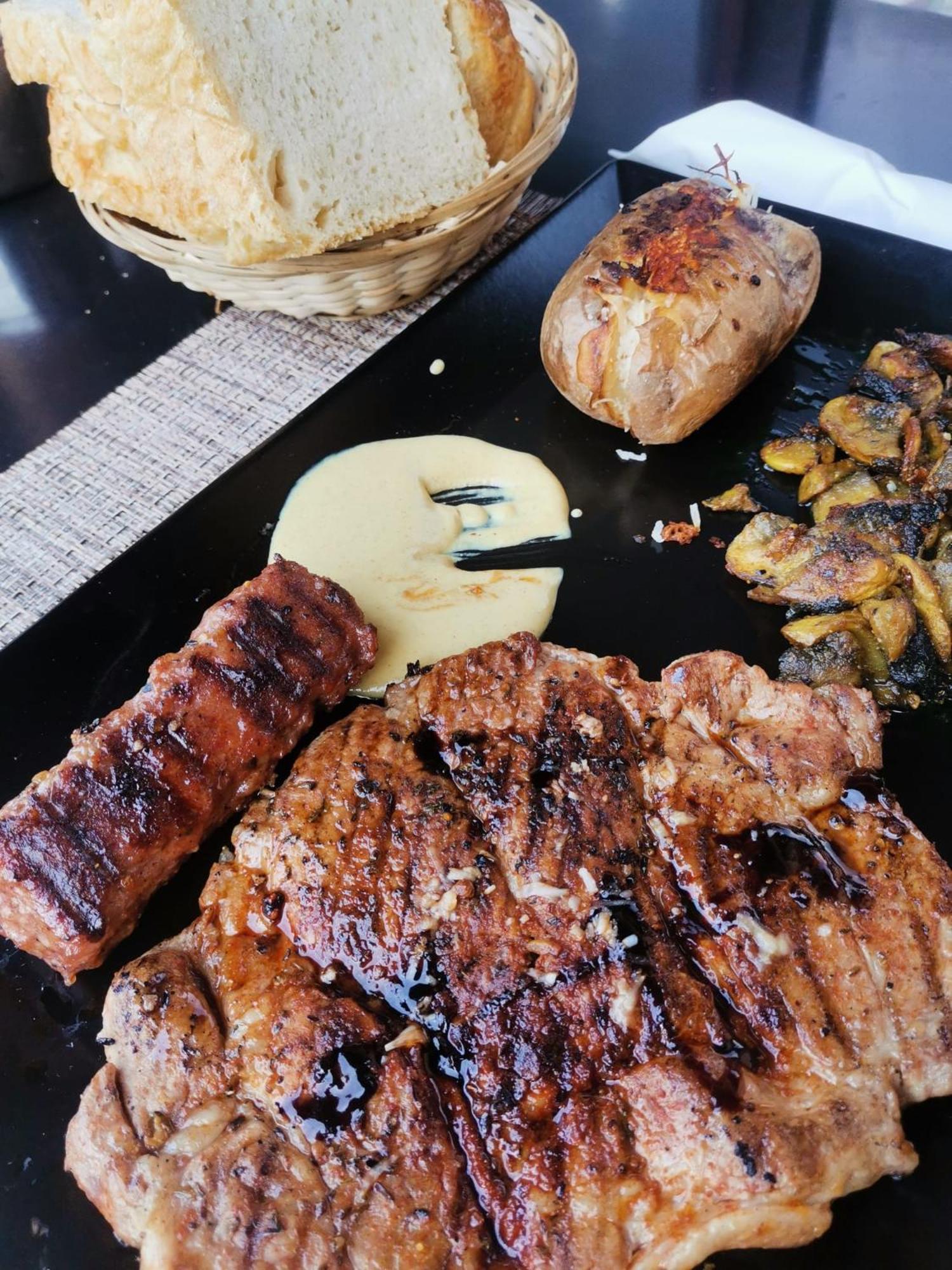 Pensiunea La Taverna Trăisteni Buitenkant foto