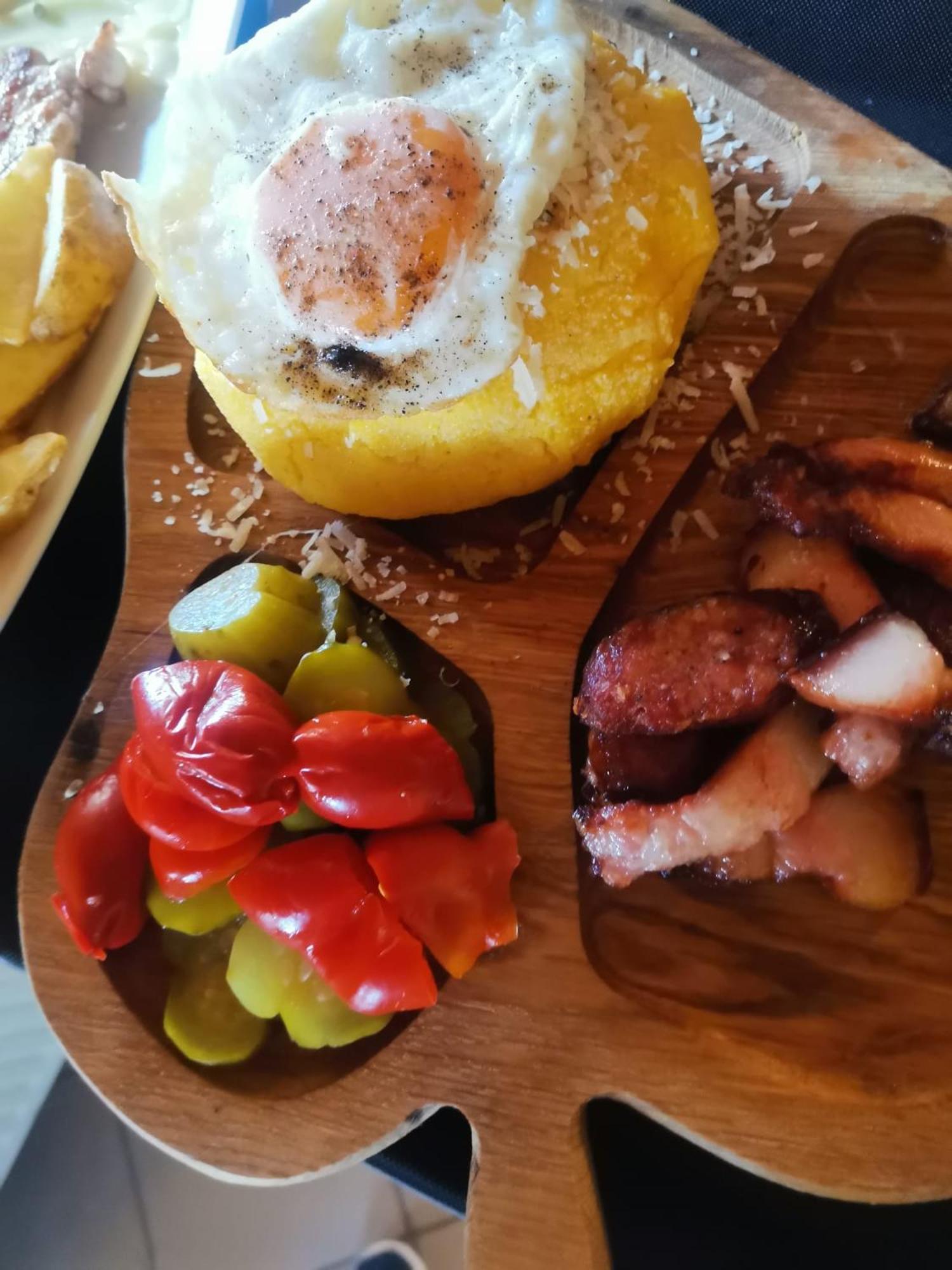 Pensiunea La Taverna Trăisteni Buitenkant foto