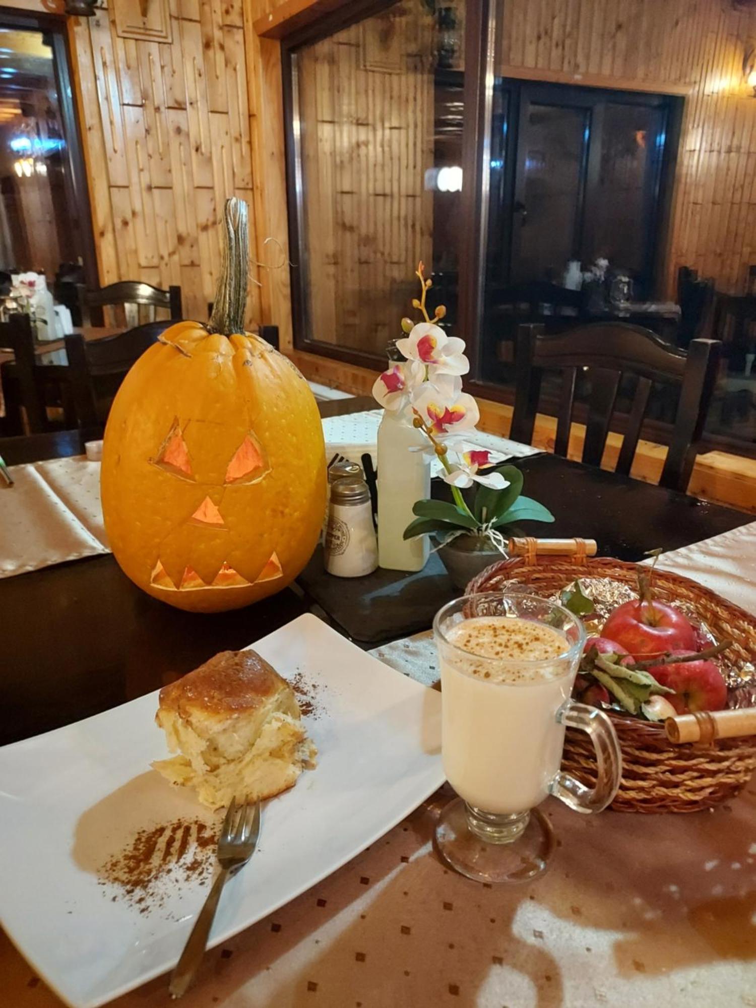 Pensiunea La Taverna Trăisteni Buitenkant foto